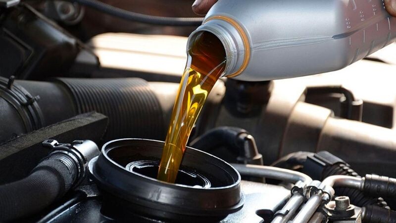 Sự khác biệt giữa dầu nhớt xe ô tô và dầu nhớt xe máy