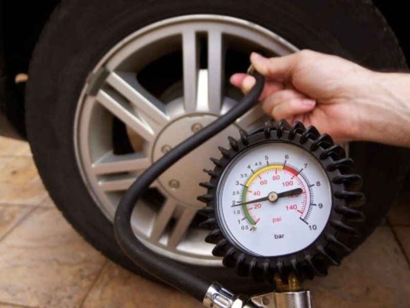Cách đo áp suất lốp ô tô chuẩn